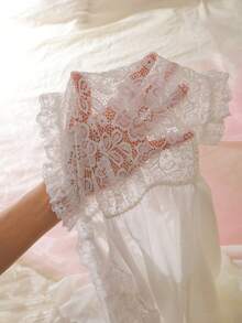 DelicateAllure 女士性感蕾丝撞色网纱荷叶边V领吊带裙和珍珠纽扣睡袍套装 - 白色 - 查看 6