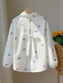 SHEIN 这款轻薄衬衫专为少女设计，适合春秋季穿着，采用休闲学院风，饰有蝴蝶结数码印花和灯笼长袖，打造甜美、可爱又休闲的造型。 - 粉色 - 查看 3