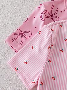Conjunto de pijama ajustado de manga corta con estampado de cerezas y lazos a rayas rosas para niñas, de estilo casual y lindo - Rosa - Ver 3