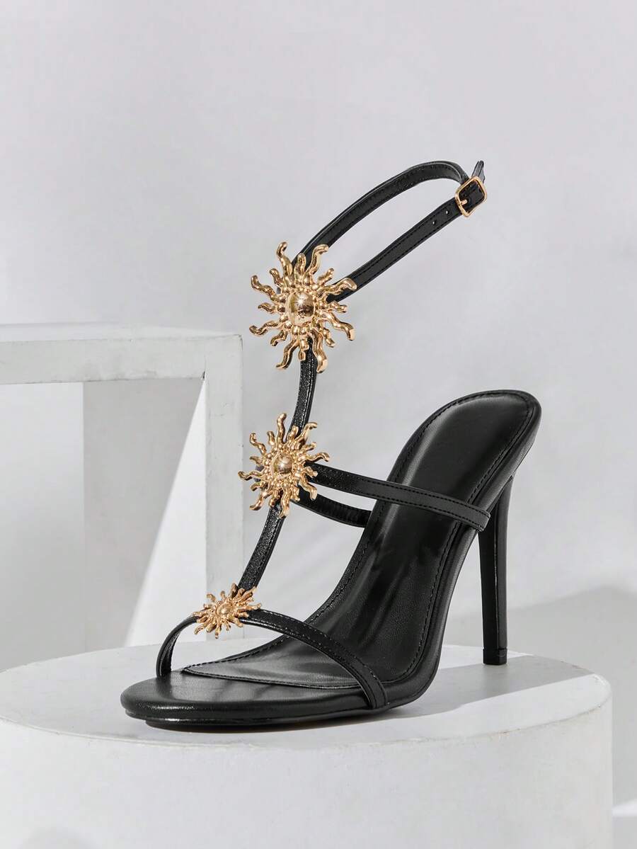 SHUZIA Sandalias de tacón alto con correa de tobillo de color negro, decoradas con adornos dorados, puntera abierta en forma de almendra, elegantes para primavera y verano, ideales para vacaciones - Negro - Ver 1