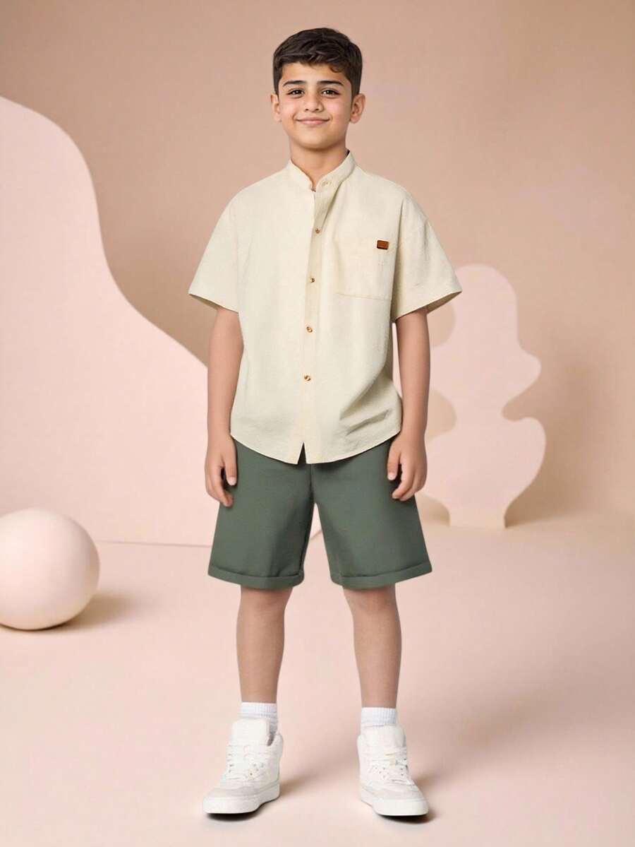 SHEIN 2 件套青少年男童休闲韩版舒适贴布设计圆领短袖衬衫和纯色编织短裤套装,适合学校、花园、海滩、生日、春夏秋冬 - 彩色 - View 1