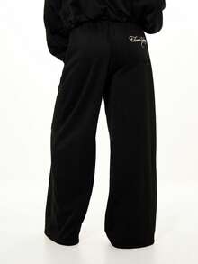 SUMWON WOMEN Quần jogger ống rộng ngoại cỡ, họa tiết chữ thêu tương phản, có dây rút ở eo và túi bên hông. - màu đen - Xem 2