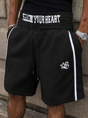 Manfinity Roghcode شورتات رجالية بطراز الشارع الشبابي، ذات حزام خصر مزدوج، مطبوعة، وأشرطة إضافية للمقاسات الكبيرة