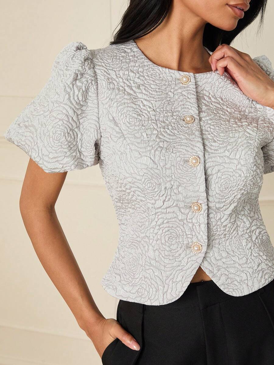 Lilora Top élégant gris à manches courtes à volants avec encolure ronde, longueur régulière et détail de boutons devant en tissu tissé avec un motif végétal chic pour femmes - Gris - Voir 1