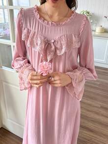 Snug Reverie 浪漫清新荷葉邊圓領刺繡拼接長袖女款睡袍 - 粉色 - 查看 6
