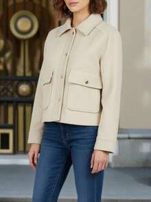 Chamarra ligera de invierno mujer corte corto cuello camisero diseño casual bolsillos al frente botones metálicos ajuste cómodo ideal para uso diario oficina salidas eventos otoño invierno - Beis - Ver 3