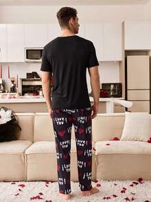 CoupledUp Conjunto de pijama de 2 piezas para hombre con pantalón a cuadros y estampado de elementos del Día de San Valentín (letra y corazón), de manga corta - Negro - Ver 2