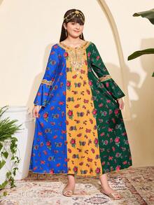 Vestido largo tradicional de niña del Medio Oriente, con base verde, amarilla y azul con estampado floral rojo, dulce y elegante, con detalles de adorno floral dorado, cuello con flor y mangas de campana, adecuado para festivales tradicionales, ocasiones especiales y fotografía - Multicolor - Ver 7