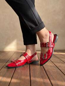 Balerinas rojas estilo Mary Jane de charol con hebilla y ojales, diseño de punta puntiaguda, perfectos para looks de verano y para uso en oficina. Zapatos planos Mary Jane de charol rojo con hebilla y punta puntiaguda, elegantes y cómodos para el día a día. - Rojo - Ver 2