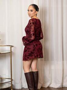 Melissa Matos Vestido mini ajustado con mangas largas, con diseño de malla y estampado vintage para mujer - Burdeos - Ver 6