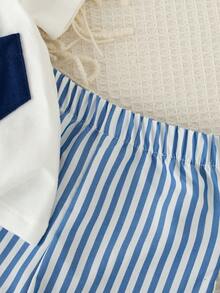 SHEIN 男婴春季休闲度假短袖圆领针织拼接撞色口袋上衣+蓝色条纹宽松裤T恤套装，适合休闲度假日常穿着