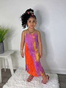 年轻女孩休闲街头时尚扎染吊带连衣裙