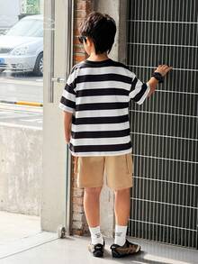 Mirajuku 两件套夏季街头风青少年T恤套装，休闲黑白条纹圆领短袖宽松T恤+卡其色直筒短裤，饰有棕色皮革贴片、袖口缝线、侧袋和松紧腰带，适合日常、上学、周末休闲穿着，条纹T恤搭配工装短裤，复古贴片，简约设计，均码 - 黑與白 - 查看 2