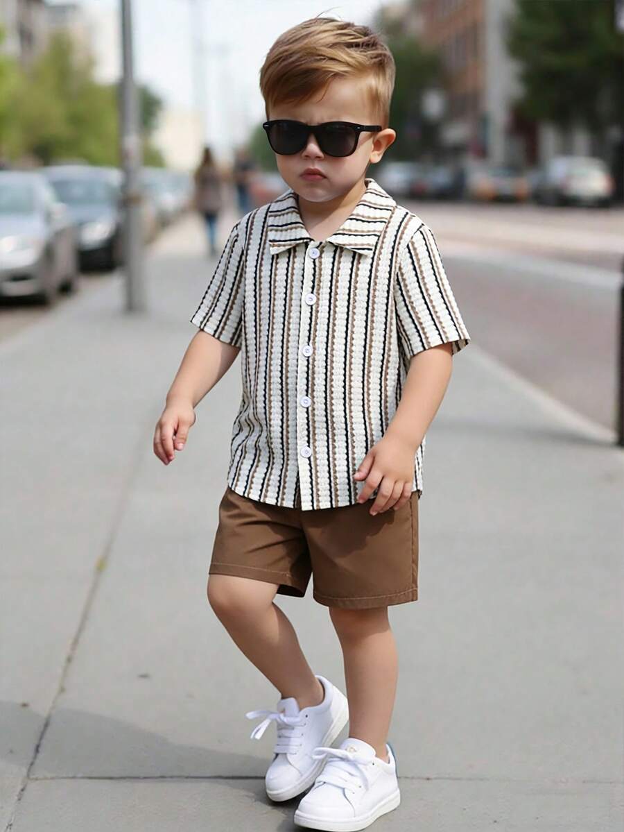 SHEIN Playful Pals 男童夏季两件套。上衣采用柔软面料,饰以大地色系的棕色和黑色竖条纹。配套短裤方便穿脱。非常适合日常外出或家庭聚会,专为活泼好动的小朋友设计。穿着舒适,让您的孩子一整天都保持整洁利落,倍感舒适自在。 - 彩色 - 查看 1