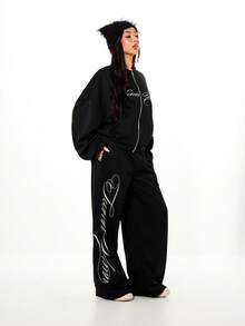 SUMWON WOMEN Quần jogger ống rộng ngoại cỡ, họa tiết chữ thêu tương phản, có dây rút ở eo và túi bên hông. - màu đen - Xem 3