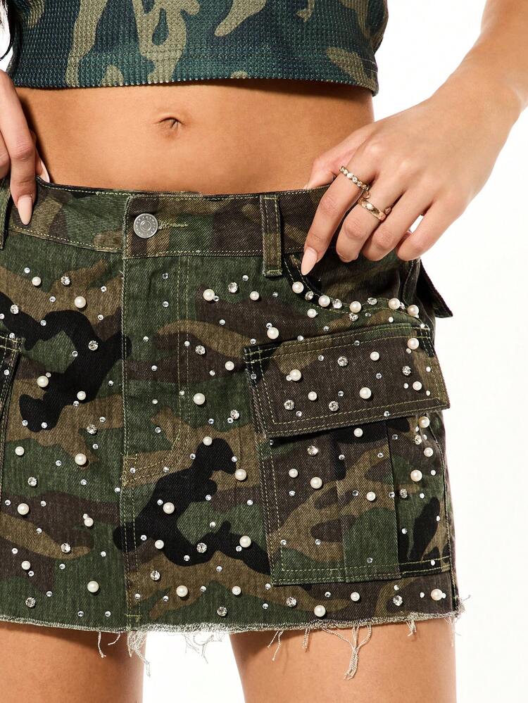 SUMWON WOMEN Spódnica mini cargo w kamuflażu z perłowymi zdobieniami