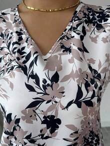 SHEIN Elenzya Blusa elegante con estampado floral, cuello en V y mangas con volantes - Multicolor - Ver 4