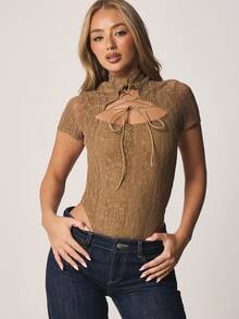 MISSGUIDED Áo liền thân ren cổ cao với chi tiết buộc dây phía trước và tay ngắn, thích hợp cho các dịp buổi tối và đêm. - Màu Khaki - Xem 1