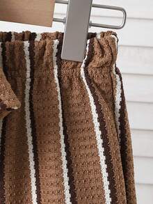 SHEIN Genkimix Kids 这款三件套男童竖条纹短袖衬衫和配套休闲短裤套装，采用混纺面料，亲肤透气。衬衫采用多色竖条纹设计，配有小翻领和短袖；短裤采用松紧腰带。休闲度假风，适合日常穿着、幼儿园、海滩旅行等场合。可整套穿着，也可分开搭配，打造阳光活力的儿童造型，时尚的返校装扮。 - 彩色 - 查看 4