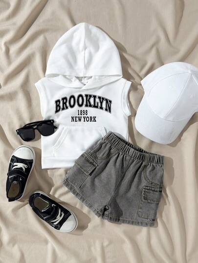 SHEIN Bộ quần áo thường ngày 2 món cho bé trai, gồm 1 áo hoodie trắng in chữ không tay có túi và 1 quần short denim xanh có chun lưng, có túi. Thích hợp cho các hoạt động thường ngày, thể thao, đi chơi, du lịch.