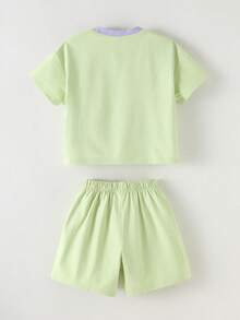 SHEIN طقم قميص وشورت قطعتين للأولاد، قميص بياقة طاقم وأكمام قصيرة مطبوع عليه حرف وألوان متباينة، وشورت بلون أحادي من القطن المحبوك، مريح للارتداء اليومي - متعدد الألوان - مشاهدة 7