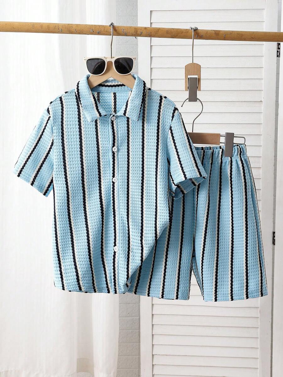 SHEIN Genkimix Kids 3件套男童竖条纹短袖衬衫和配套休闲短裤套装,采用混纺面料,柔软透气。衬衫采用多色竖条纹设计,配有小翻领和短袖;短裤采用松紧腰带。休闲度假风格,适合日常穿着、幼儿园、海滩旅行等场合。可整套穿着,也可分开搭配,打造阳光活力儿童装扮,时尚返校造型。 - 彩色 - 查看 1