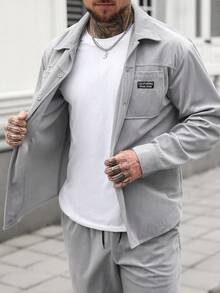 Manfinity Homme 男士秋冬法兰绒格子经典双口袋长袖衬衫套装（2件套），搭配弹力抽绳长裤，休闲百搭，适合度假、日常办公、居家、聚会、约会、商务等场合，可作正式或休闲穿着，自用或送礼皆宜。灰色男士套装，男士运动服套装，男士休闲套装，男士两件套。 - 淺灰色 - 查看 4