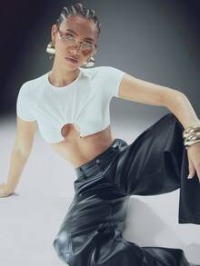 Denimoi 露脐短上衣，饰有O型环五金配件，性感上衣，适合GNO夜店、俱乐部、音乐会等场合，是辣妹的理想之选。 - 白色 - 查看 5