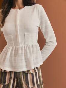 Nöista 提花圆领长袖衬衫，荷叶边下摆，实用口袋设计。优雅百搭，适合春季穿搭、休闲装扮和精致日常造型。 - 白色 - 查看 4