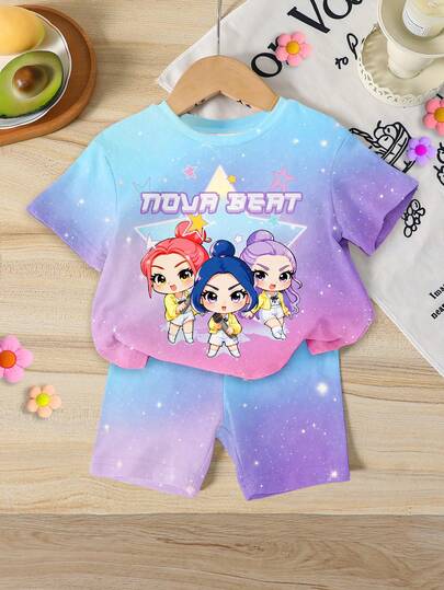 一套少女休闲时尚韩流卡通扎染彩色短袖针织T恤和配套短裤套装，舒适的T恤套装，适合少女日常和假日休闲穿着。