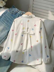 SHEIN 这款轻薄衬衫专为少女设计，适合春秋季穿着，采用休闲学院风，饰有蝴蝶结数码印花和灯笼长袖，打造甜美、可爱又休闲的造型。 - 粉色 - 查看 2