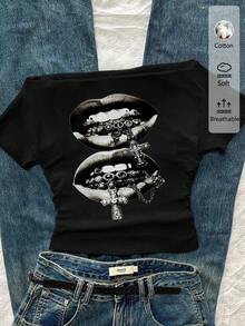 Attitoon Y2K 女款黑色露肩短袖T恤，饰有嘻哈嘴唇和十字架图案 - 褶皱腰部紧身设计，适合春夏穿着，可用于上学、街头、Grunge、朋克、嘻哈、舞蹈、运动、音乐会、派对、约会以及全年叠穿。 - 黑色 - 查看 2