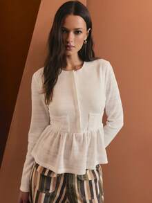 Nöista 提花圆领长袖衬衫，荷叶边下摆，实用口袋设计。优雅百搭，适合春季穿搭、休闲装扮和精致日常造型。 - 白色 - 查看 8