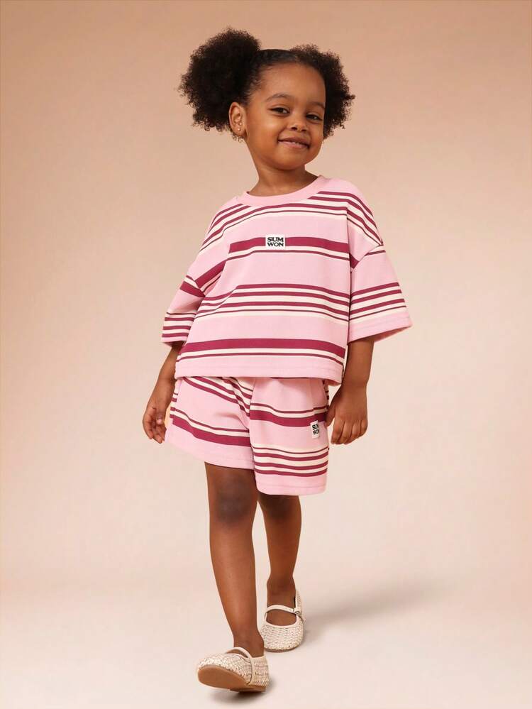 Gestreiftes T-Shirt und Shorts-Set mit horizontalen Streifen