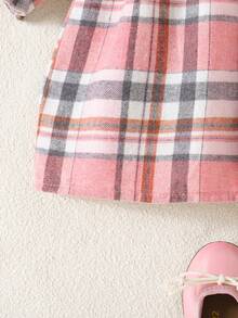 SHEIN Conjunto de vestido y gorro de Navidad para bebé niña con patrón a cuadros de bloques de color, volantes y lazo decorativo - Rosa - Ver 8