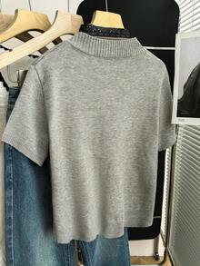 Franclia Áo sơ mi cổ chữ V tay ngắn dáng rộng cổ điển, kiểu dáng nhiều lớp, dễ phối đồ, phong cách công sở Hàn Quốc tối giản, thắt nơ phía trước, màu trung tính, có thể mặc riêng hoặc phối cùng khăn choàng để tạo vẻ ngoài tinh tế, phù hợp cho cả công sở và dạo phố. - Xám - Xem 2