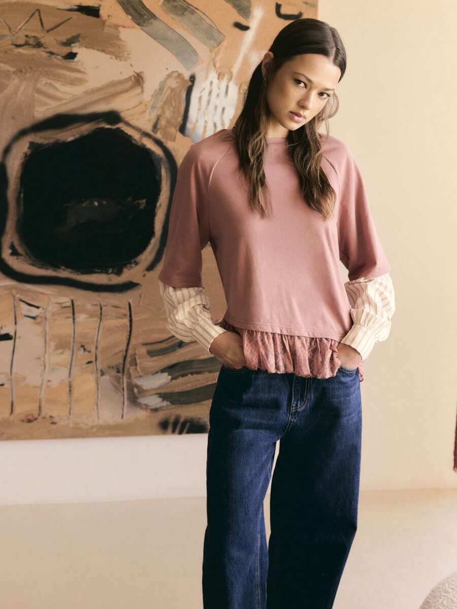 Nöista 这款叠层T恤采用柔和的粉色宽松版型，搭配对比鲜明的白色条纹编织长袖。下摆饰有精致的蕾丝荷叶边。适合春夏穿着，女士款。 - 中紫紅色 - 查看 1