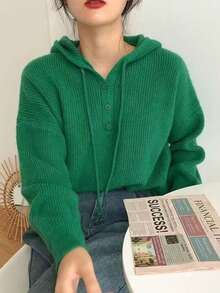 Suéter de punto con capucha y botones para mujer
Su diseño con capucha, cordones ajustables y botones frontales añade un toque moderno y juvenil, mientras que el corte holgado garantiza libertad de movimiento y un ajuste cómodo. Es una prenda versátil que se adapta fácilmente a diferentes estilos, ya sea con jeans, pantalones casuales o faldas. - Verde - Ver 4