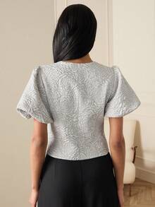 Lilora Top élégant gris à manches courtes à volants avec encolure ronde, longueur régulière et détail de boutons devant en tissu tissé avec un motif végétal chic pour femmes - Gris - Voir 2