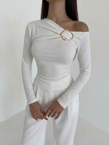 Aloruh 女士秋冬金属装饰斜肩修身T恤 - 白色 - 查看 3