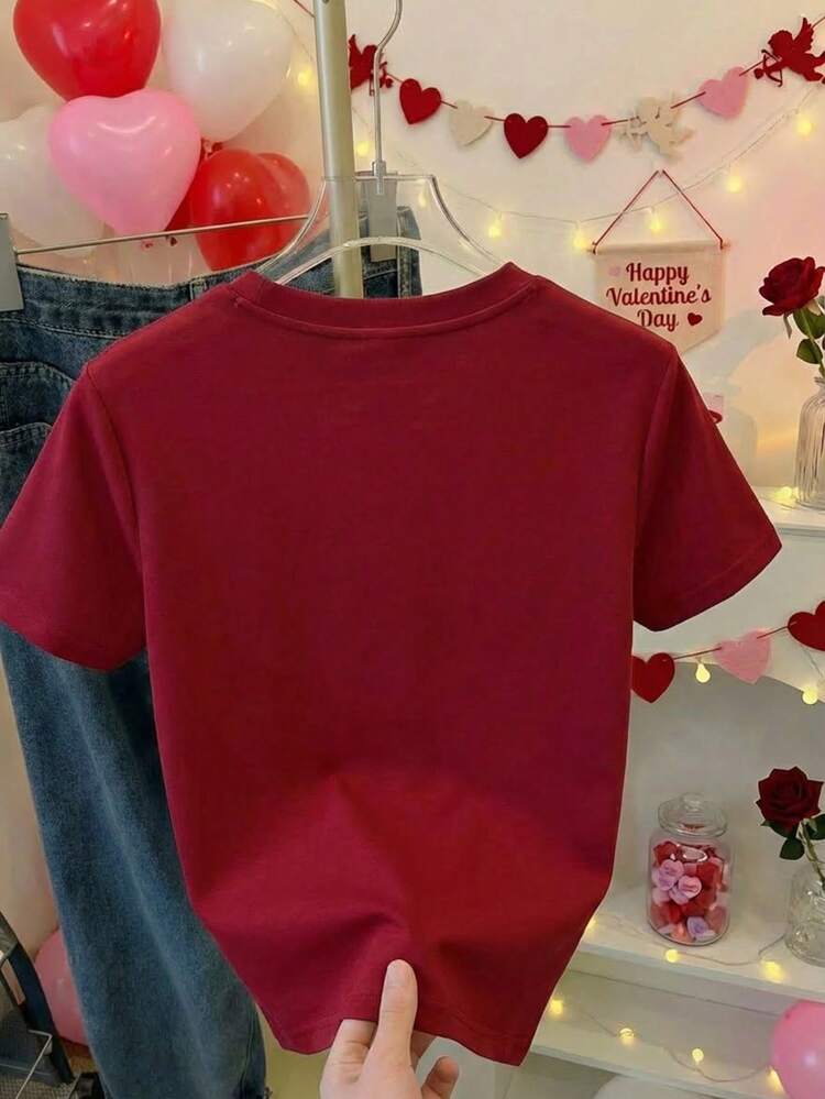 Camiseta de manga corta con estampado de corazones flores y mensajes de amor para San Valentín - Burdeos - Añade 3