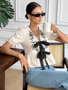 Serisse 女士休闲V领撞色刺绣和撞色蕾丝花卉镂空刺绣系带衬衫，前襟打结，短泡泡袖，时尚蝴蝶结装饰荷叶边下摆，休闲百搭的度假短袖衬衫，夏季度假上衣，外出上衣，日常穿着，复古风格女士图案衬衫，波西米亚风夏季上衣，春季时尚度假风 - 杏色 - 查看 7