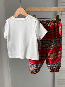 SHEIN Set de 2 piezas de camiseta de manga corta blanca con estampado lindo de niño y pantalones de linterna a rayas retro para bebé niño, patrón floral tradicional casual y versátil, adecuado para primavera/verano, festivales y celebraciones - Burdeos - Ver 2