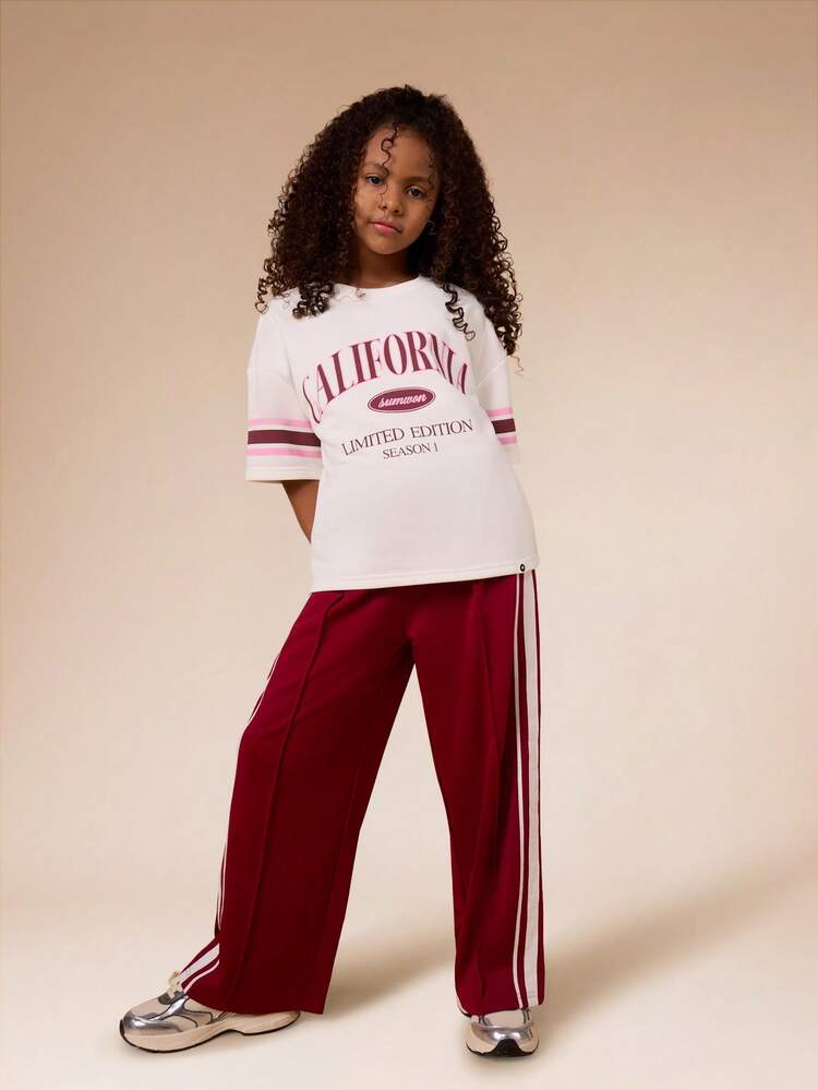 ストライプTシャツとバーガンディのトラックスーツパンツのセット