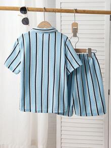 SHEIN Genkimix Kids 3件套男童竖条纹短袖衬衫和配套休闲短裤套装，采用混纺面料，柔软透气。衬衫采用多色竖条纹设计，配有小翻领和短袖；短裤采用松紧腰带。休闲度假风格，适合日常穿着、幼儿园、海滩旅行等场合。可整套穿着，也可分开搭配，打造阳光活力儿童装扮，时尚返校造型。 - 彩色 - 查看 2