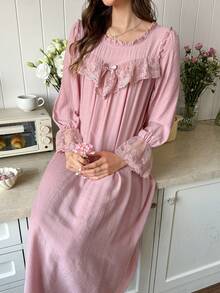 Snug Reverie 浪漫清新荷葉邊圓領刺繡拼接長袖女款睡袍 - 粉色 - 查看 4