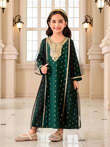 SHEIN 这款中东宫廷风格红色连衣裙套装，采用精致面料，饰以金色刺绣和亮片点缀，尽显奢华传统风范。套装包含一件黑色网纱披肩，适合宗教仪式或盛大庆典穿着。面料厚度适中，适合春秋季节穿着。 - 墨綠色 - 查看 3