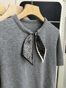 Franclia 新款休闲简约圆领短袖上衣，采用佩斯利花纹和波点拼接元素，尽显精致法式风情；版型优化，可搭配连衣裙或裤装；宽松版型，高腰设计；袖口罗纹收口，撞色蝴蝶结领口，针织衫。 - 灰色 - 查看 9