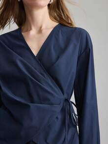 Ontre Áo sơ mi nữ mới năm 2026, Ngày Valentine, Cổ chữ V, Màu trơn, Xanh navy, Xếp ly, Thanh lịch tối giản, Trang phục nữ Thu/Đông, Tiệc nghỉ dưỡng, Ngày lễ, Trang phục công sở nữ, Trang phục chuyên nghiệp, Trang phục thường ngày nữ, Đa năng, Phong cách thành thị, Trang phục dự tiệc, Trở lại trường học, Thoải mái thường ngày, Thuận tiện cho người đi làm, Trang phục đa năng nữ, Áo nữ thời trang, Giáo viên, Áo kiểu nữ, Tay dài - Màu xanh hải quân - Xem 10