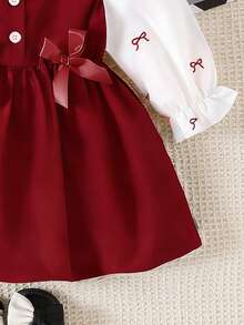 SHEIN Playful Pals Đầm chữ A 2 trong 1 tay phồng cổ bẻ cho bé gái. Kiểu dáng chữ A cổ điển phù hợp với bé mọi dáng người. Thiết kế cổ áo độc đáo tạo thêm vẻ trang trọng, trong khi phần tay phồng khéo léo mang lại vẻ ngọt ngào và tinh nghịch. Thiết kế 2 trong 1 tạo nên vẻ ngoài nhiều lớp, bắt mắt. - Màu Đỏ Sâu - Xem 4